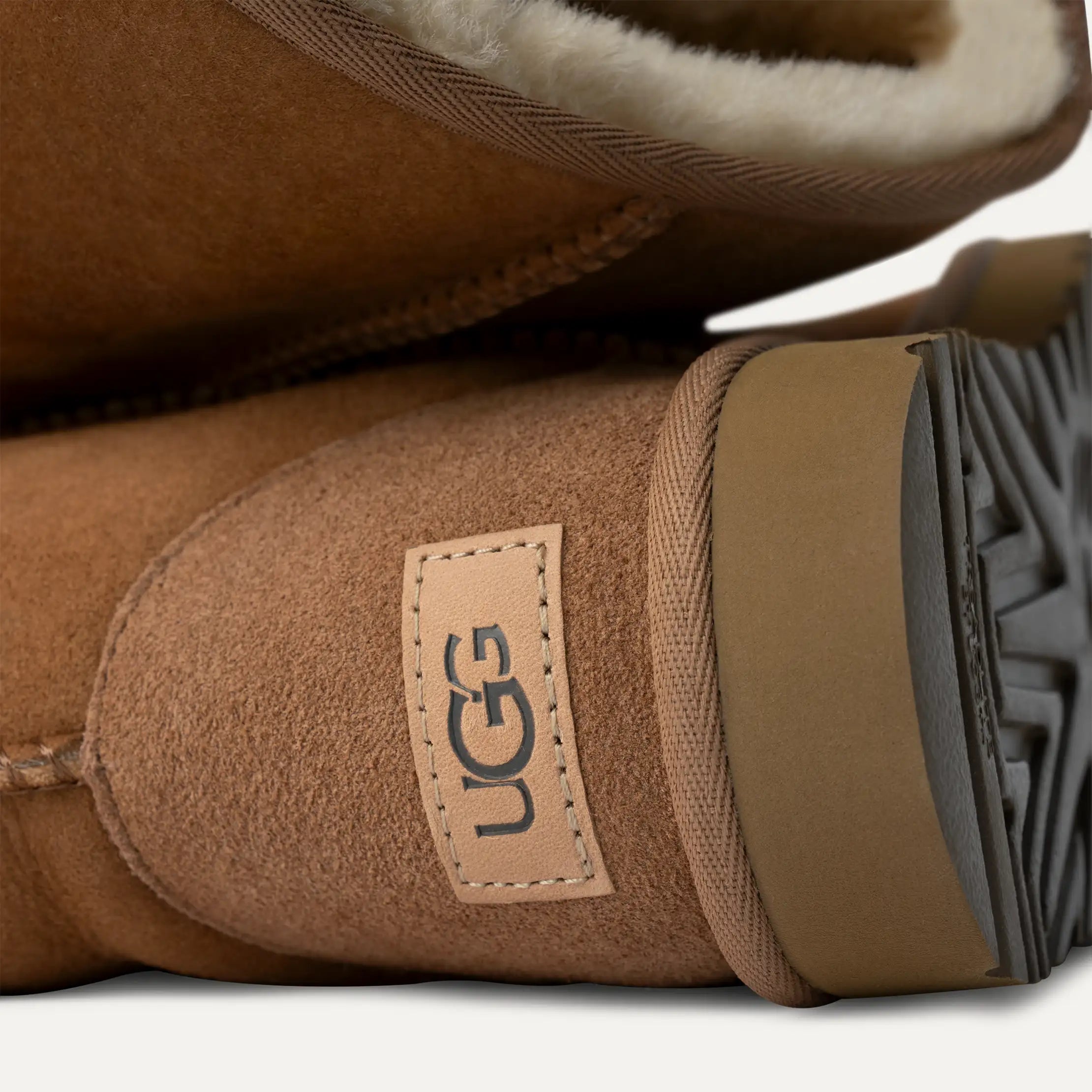 UGG Classic Short II Boot Detailansicht – doppelte Nähte, feines Veloursleder und hochwertiges Lammfell