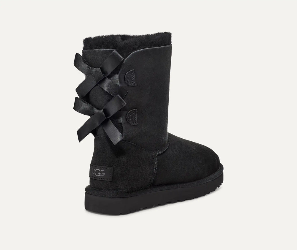 UGG Bailey Bow II Boot Damen Schwarz – kurzer Lammfell-Boot mit Satin-Schleifen