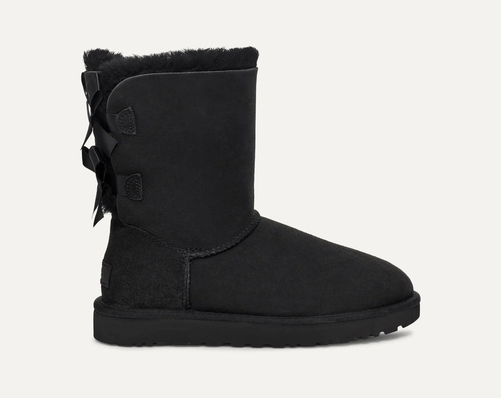 UGG Bailey Bow II Boot Black – versiegeltes Obermaterial, Schleifen am Schaftrücken