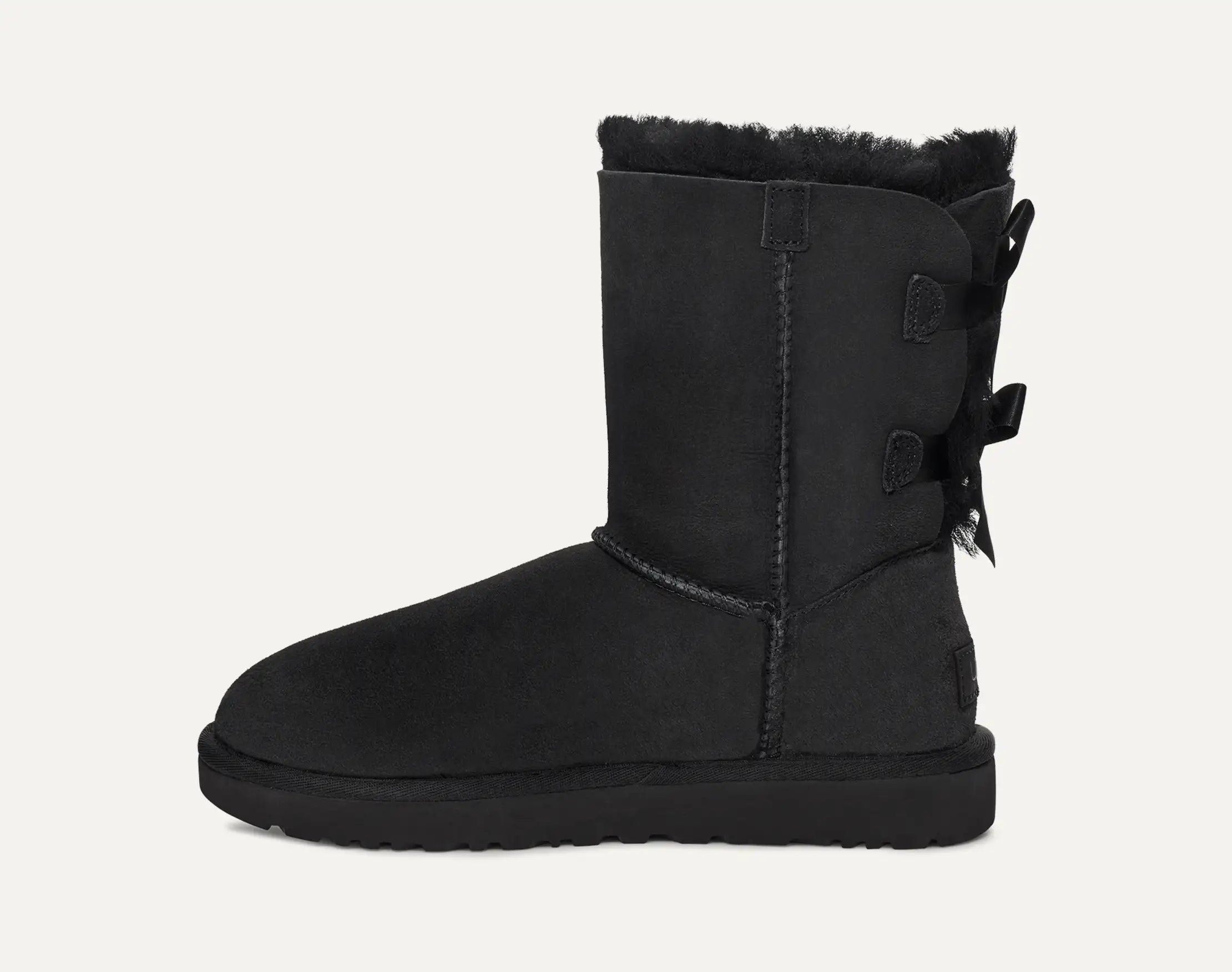 UGG Bailey Bow II Boot Seitenansicht – 20 cm Schafthöhe & dekorative Schleife