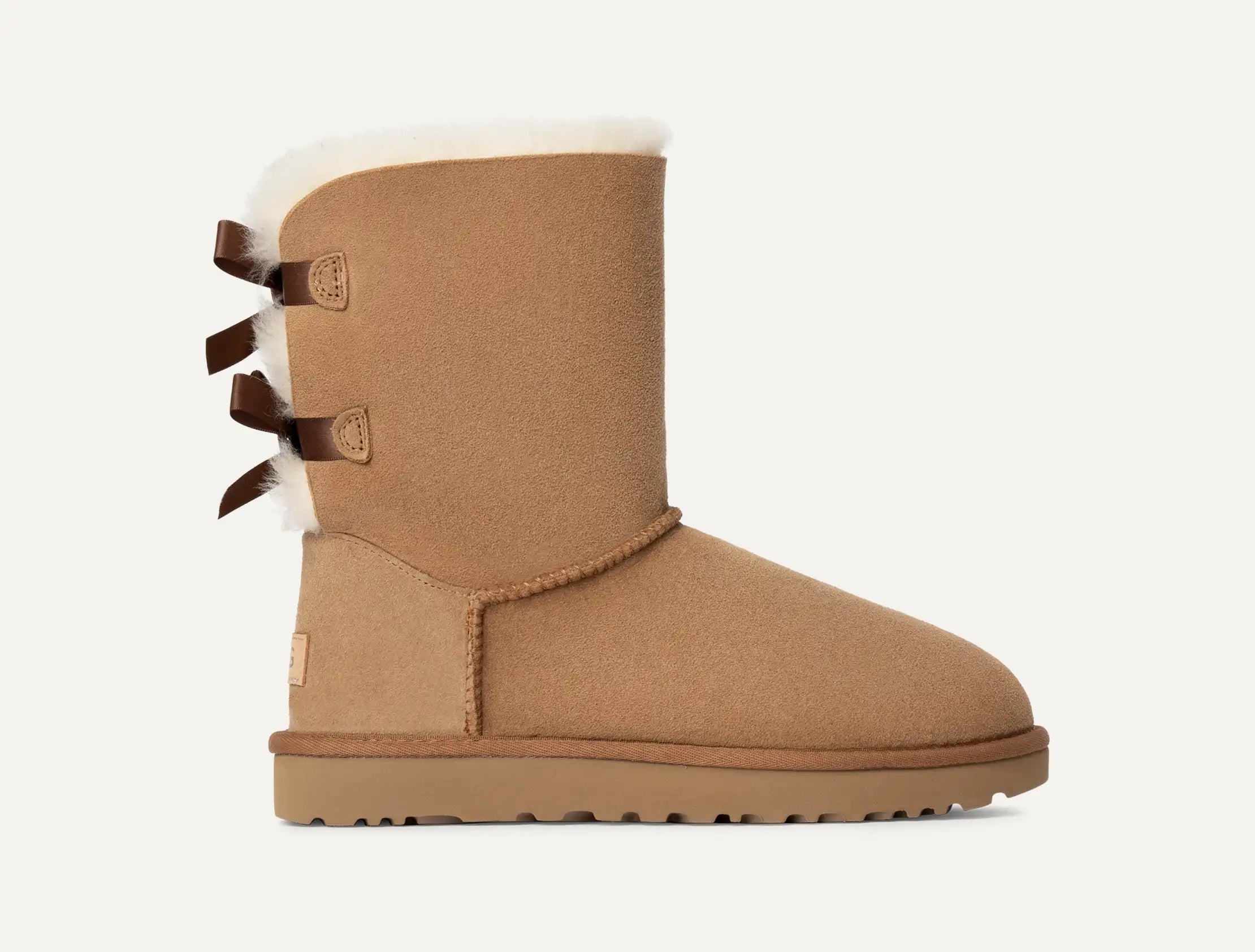 UGG Boots mit Schleifen: Bailey Bow II  Chestnut – kurzer Lammfell-Boot mit Satin-Schleifen