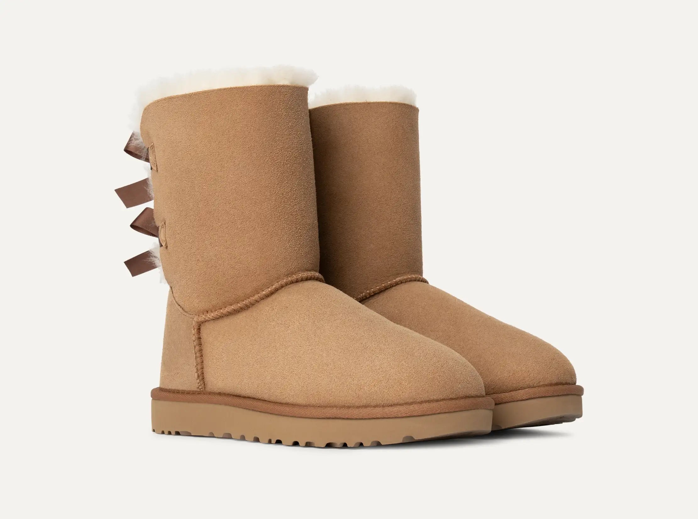 UGG Boots mit Schleifen: Bailey Bow II  Chestnut – kurzer Lammfell-Boot mit Satin-Schleifen