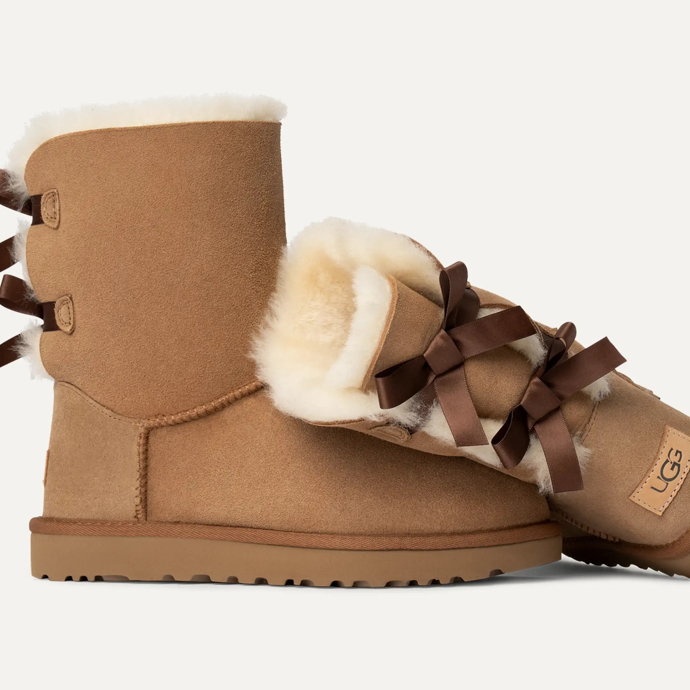 UGG Bailey Bow II Boot Damen Chestnut – kurzer Lammfell-Boot mit Satin-Schleifen