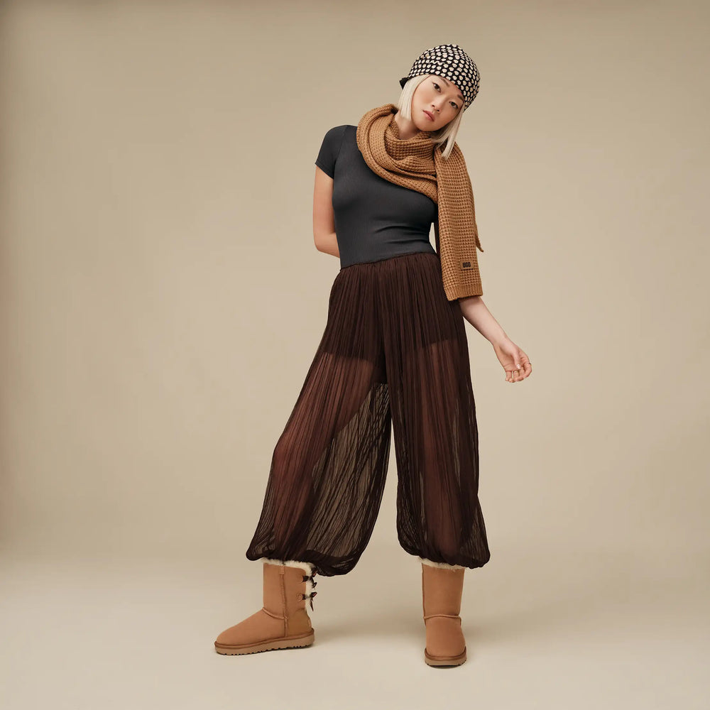 UGG Bailey Bow II Boot Damen Chestnut – kurzer Lammfell-Boot mit Satin-Schleifen angezogen