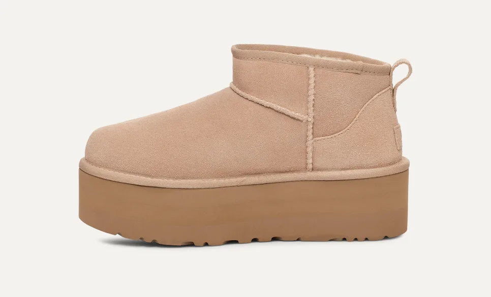 UGG Classic Ultra Mini Platform – Seitenansicht des stylischen Plateau-Boots aus Wildleder
