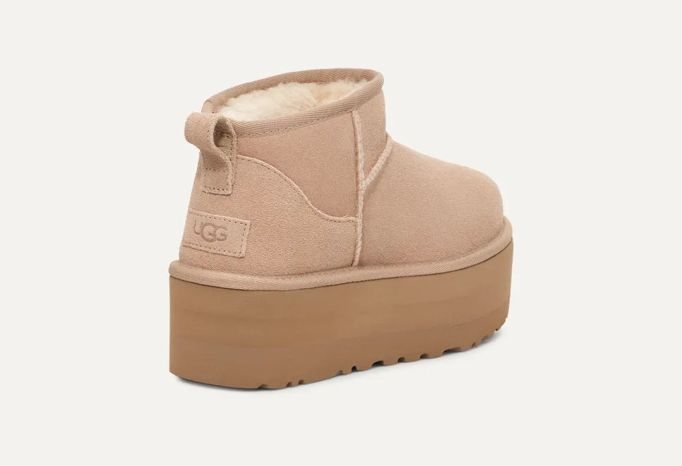 UGG Classic Ultra Mini Platform Boot – Rückansicht mit UGG-Logo