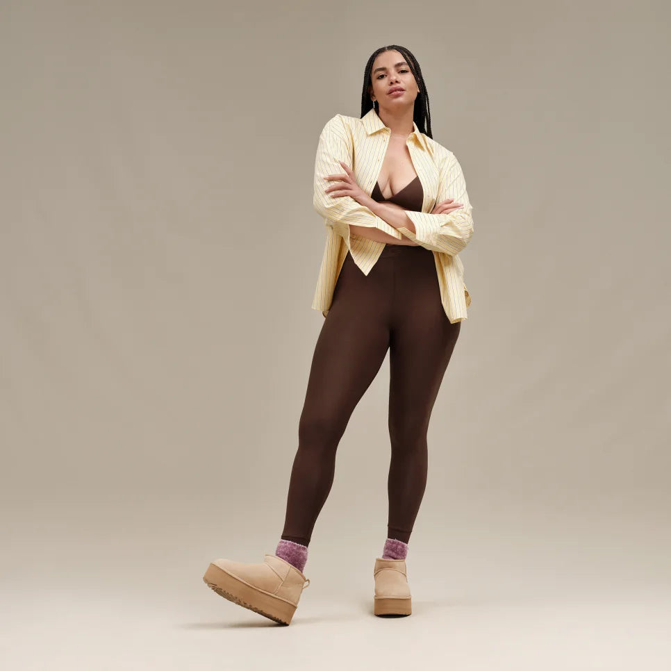 UGG Classic Ultra Mini Platform Boot – Wildleder-Boot mit 5 cm Plateau und UGGplush-Futter Farbe Sand