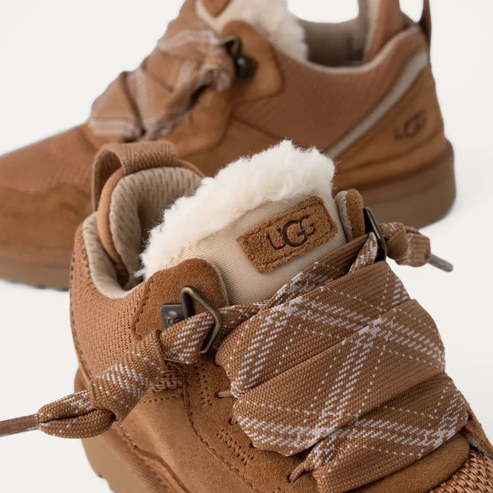 UGG Lowmel Sneaker – Rückansicht mit UGG Logo und gepolsterter Zunge - Farbe Chestnut
