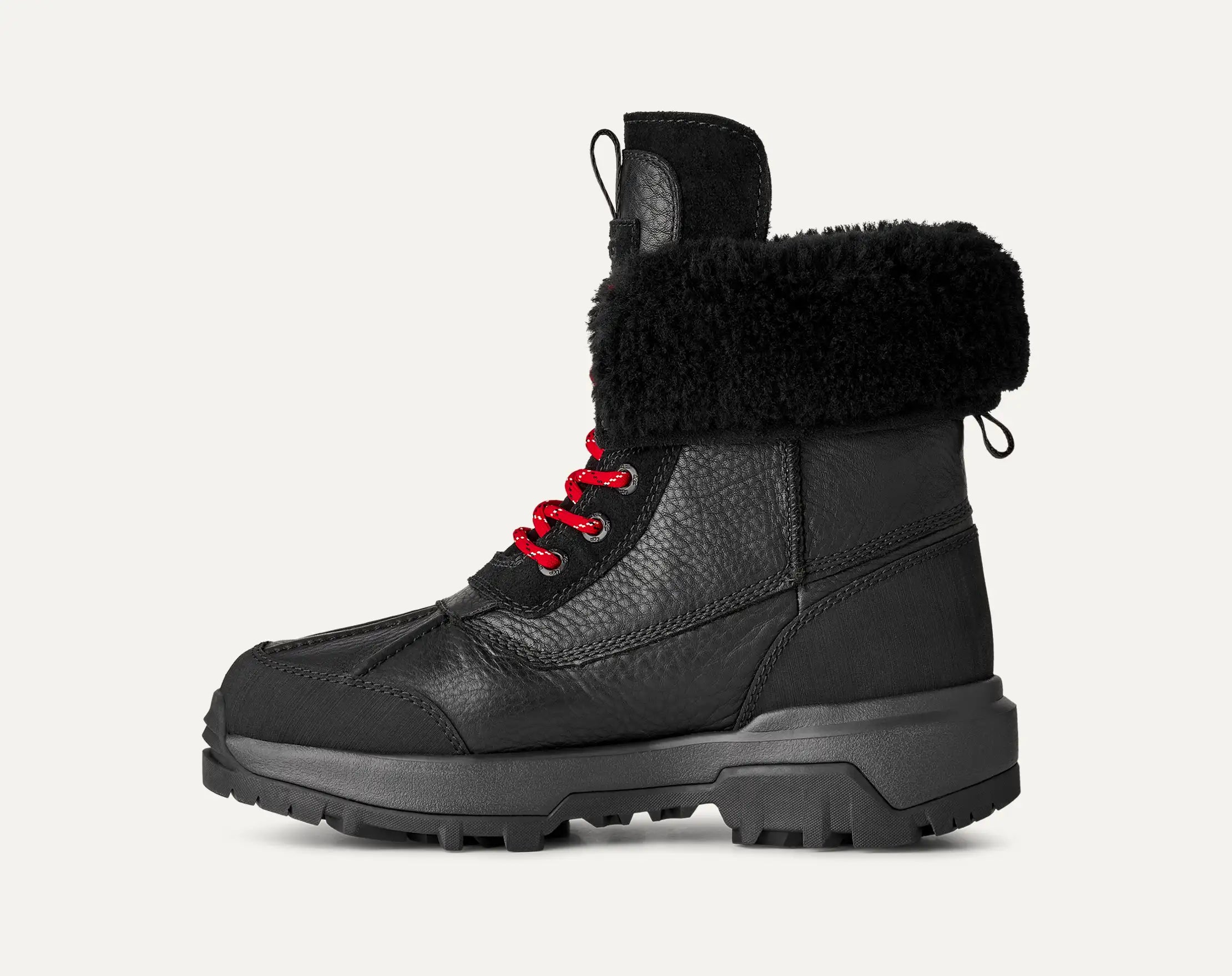 „UGG® Adirondack Boot XXV –Schwarz seitliche Ansicht mit Zuglaschen und höherem Schaft“