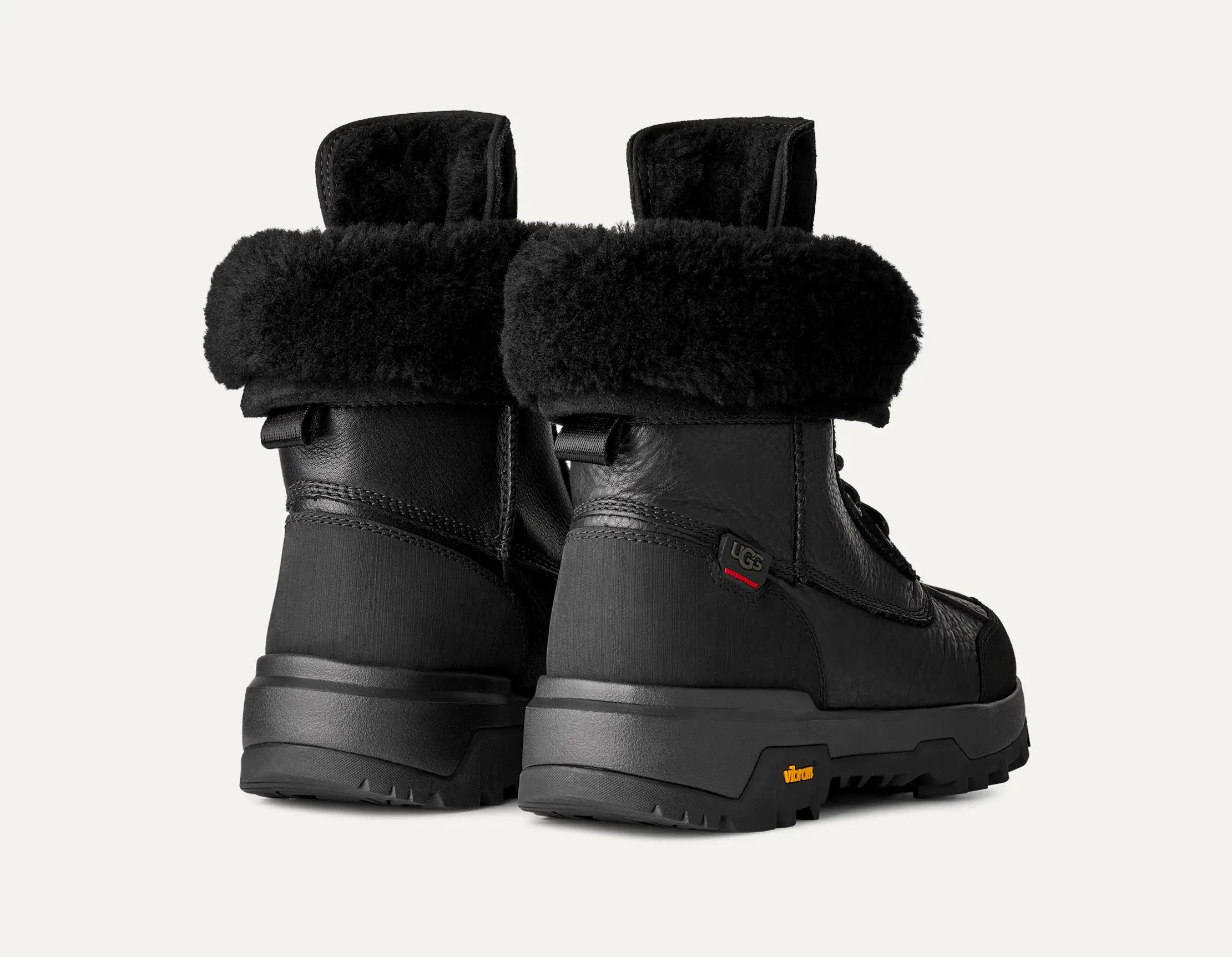 UGG® Adirondack Boot XXV Schwarz– Hinten Ansicht mit Zuglaschen und höherem Schaft
