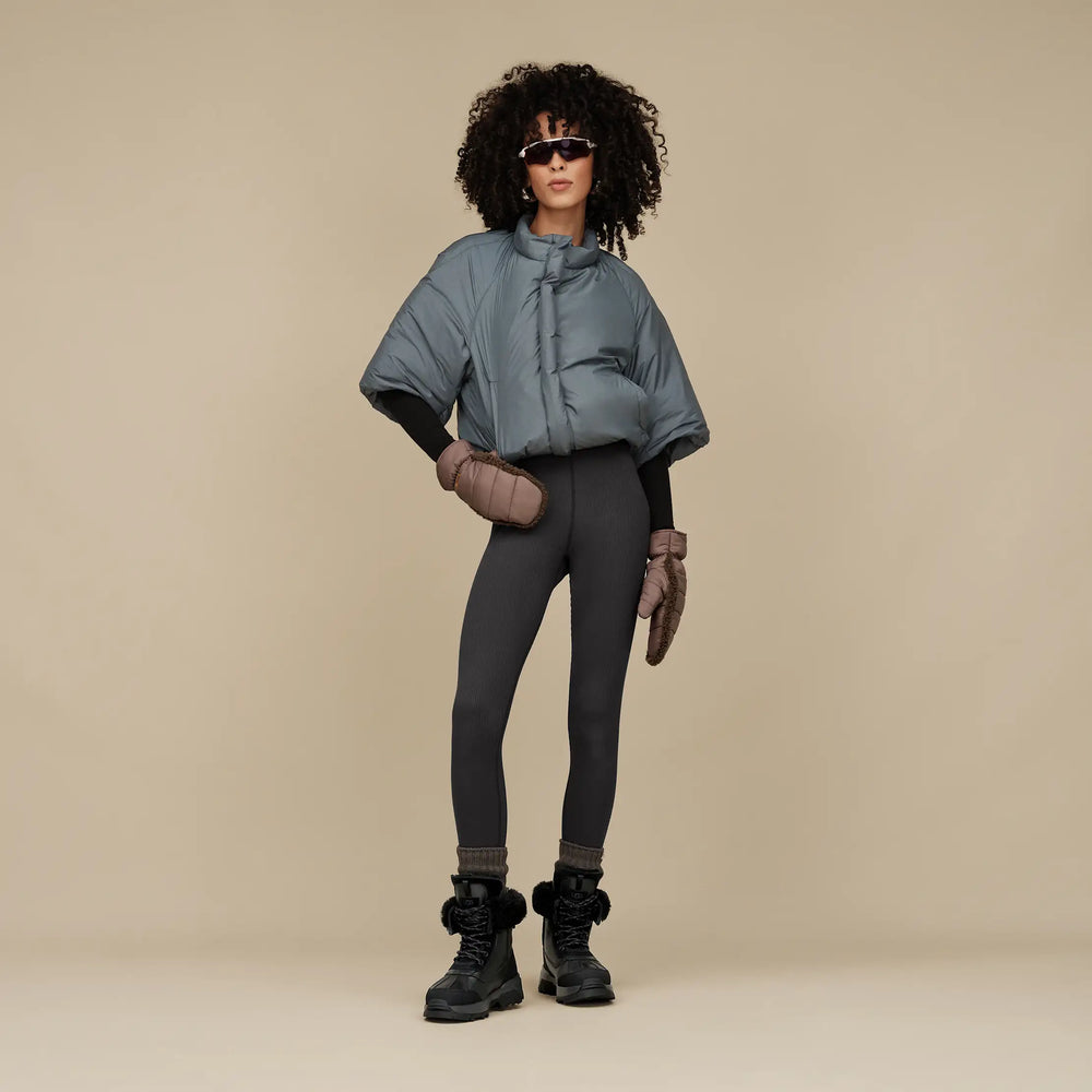 Neuer UGG® Adirondack Boot XXV – wasserdichter Winterstiefel in Schwarz mit Lammfellkragen Angezogen