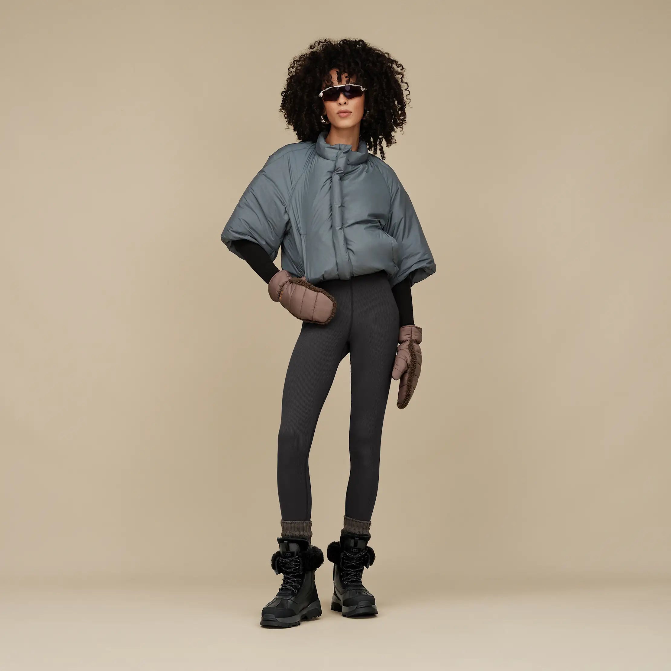 Neuer UGG® Adirondack Boot XXV – wasserdichter Winterstiefel in Schwarz mit Lammfellkragen Angezogen