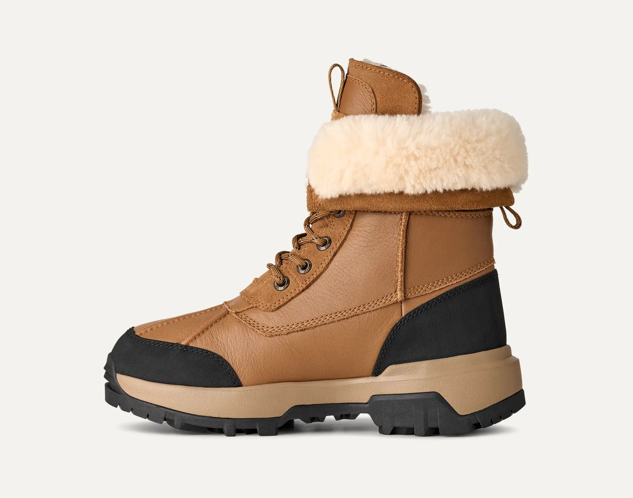 UGG® Adirondack Boot XXV – wasserdichter Winterstiefel in Chestnut mit Lammfellkragen Seitenansicht