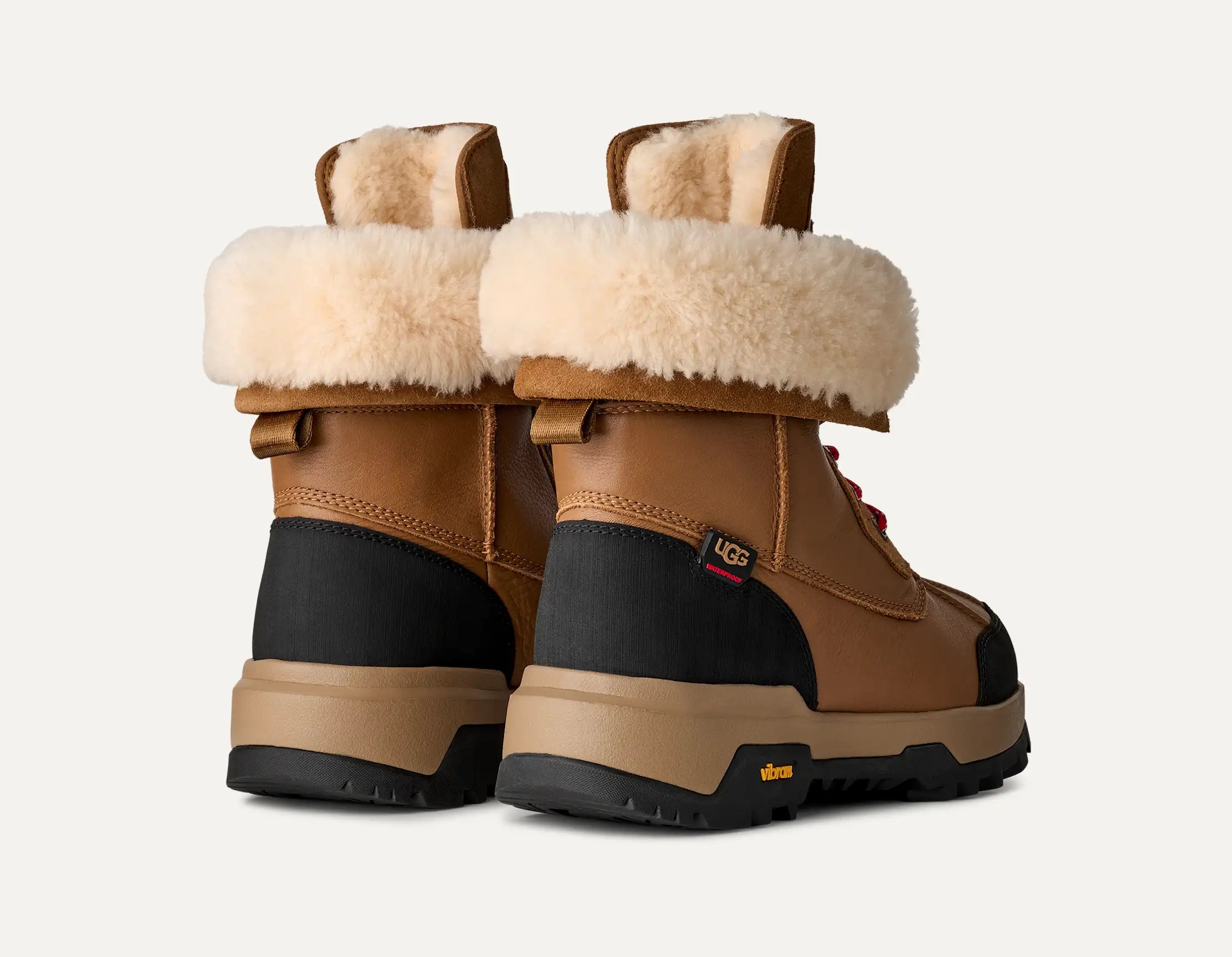 Rückenansicht UGG® Adirondack Boot XXV – wasserdichter Winterstiefel in Chestnut mit Lammfellkragen
