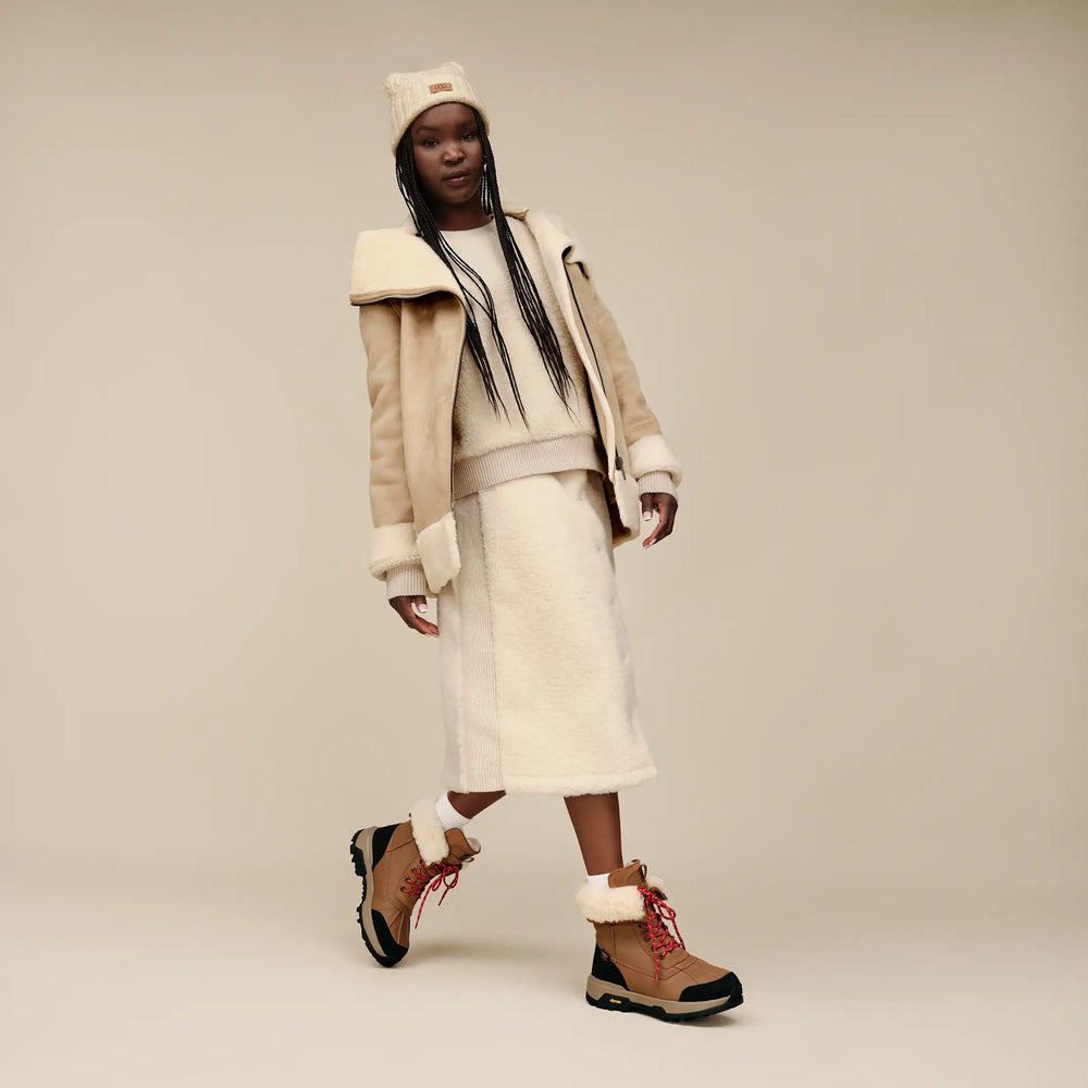 UGG® Adirondack Boot XXV getragen – Styling mit Winterjacke und Schal