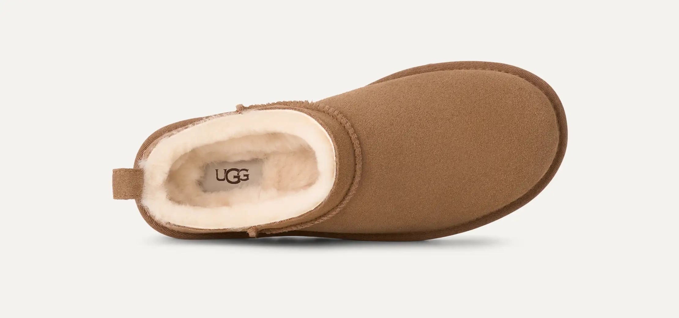 UGG® Classic Micro Boot – Niedrig geschnittener Winterboot in Chestnut mit Lammfellfutter Innenansicht