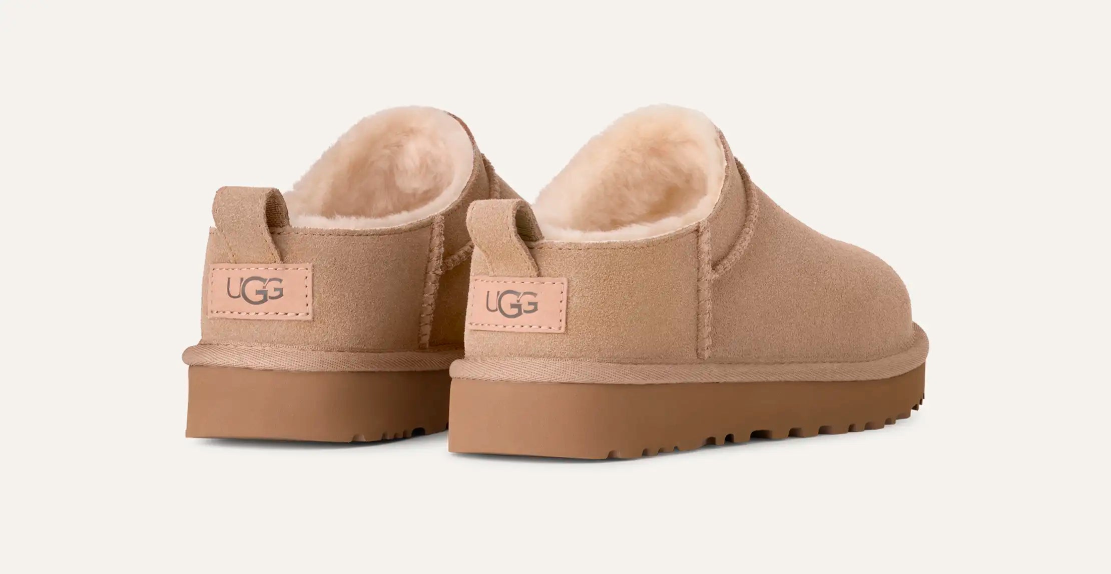 UGG® Classic Micro Boot Farbe Sand - Einfach hineinschlüpfen