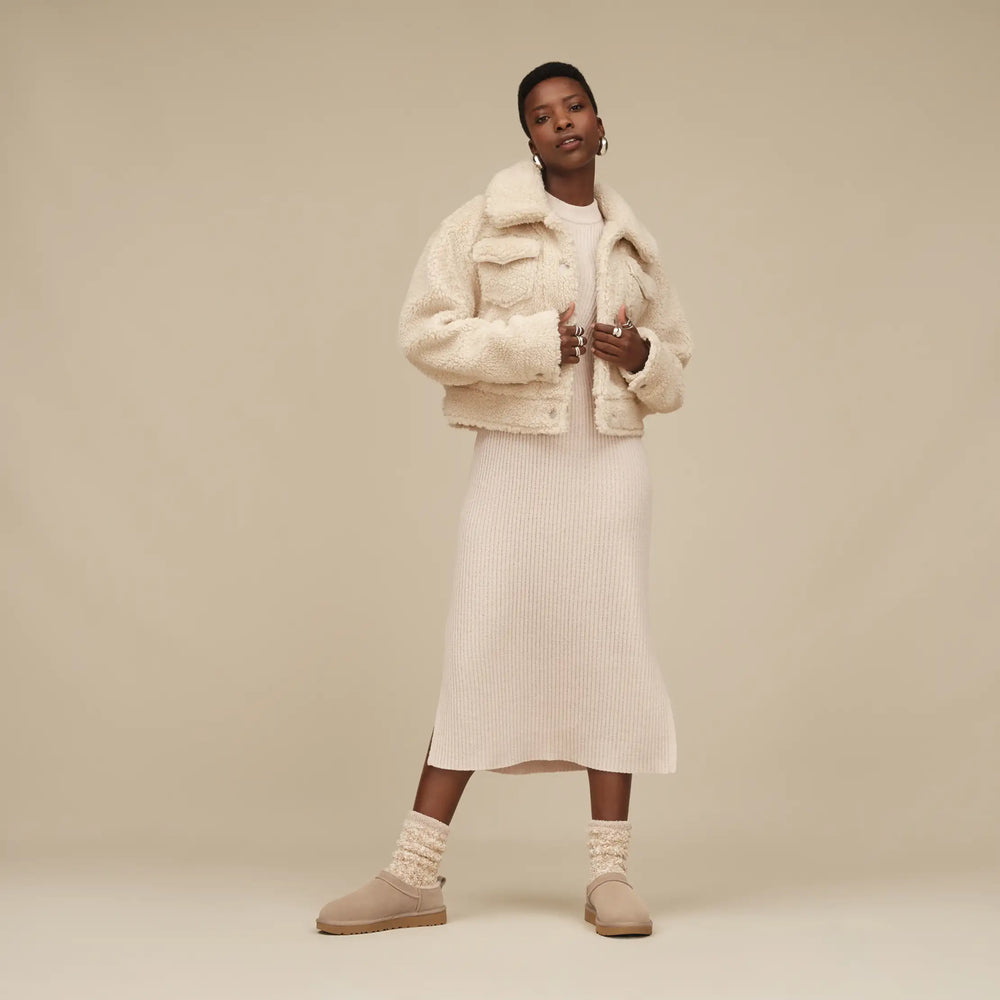 UGG® Classic Micro Boot Farbe Sand - Niedrig geschnittener Winterboot mit Lammfellfutter Styled