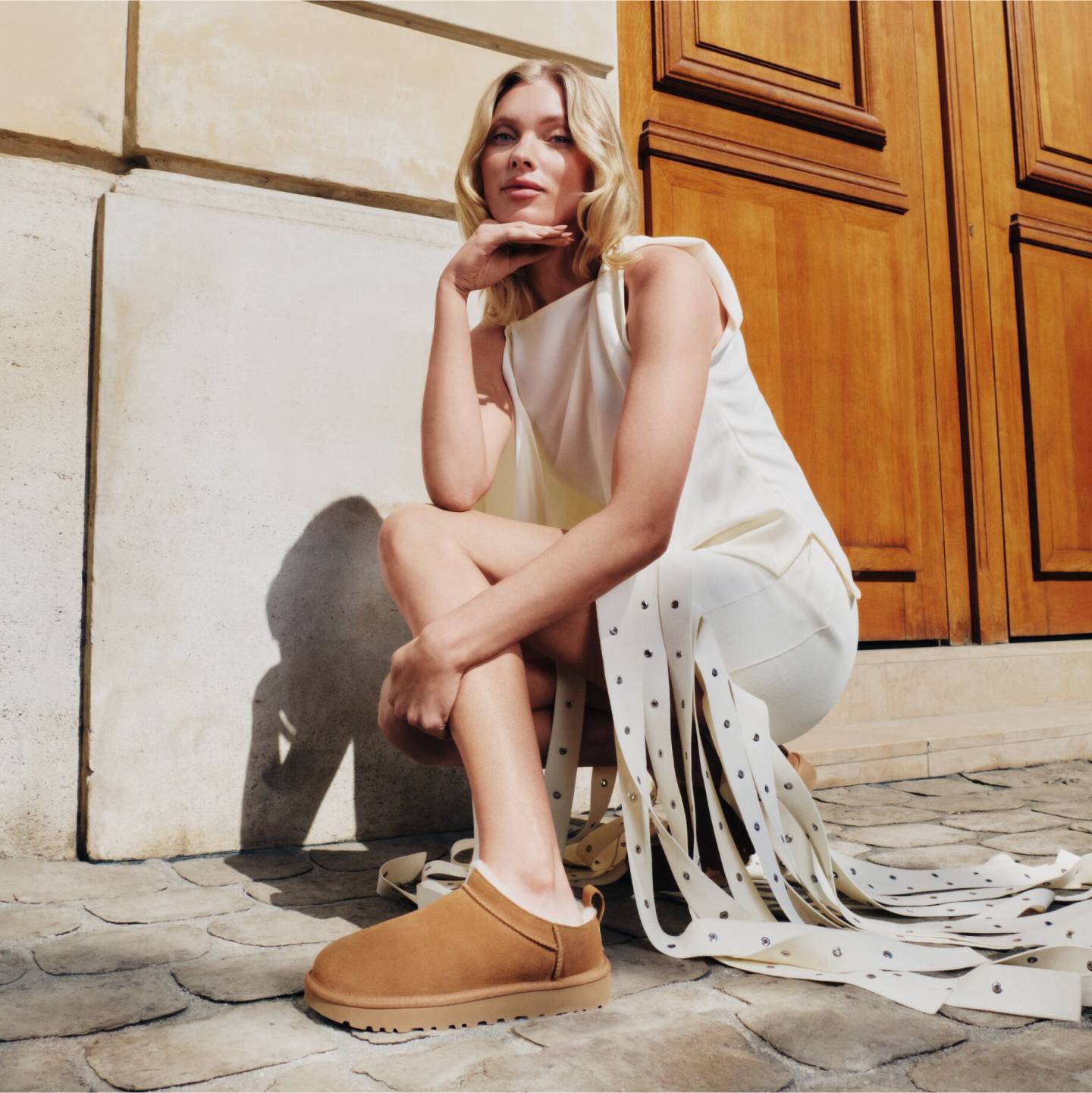 UGG® Classic Micro Boot – Niedrig geschnittener Winterboot in Chestnut mit Lammfellfutter Angezogen