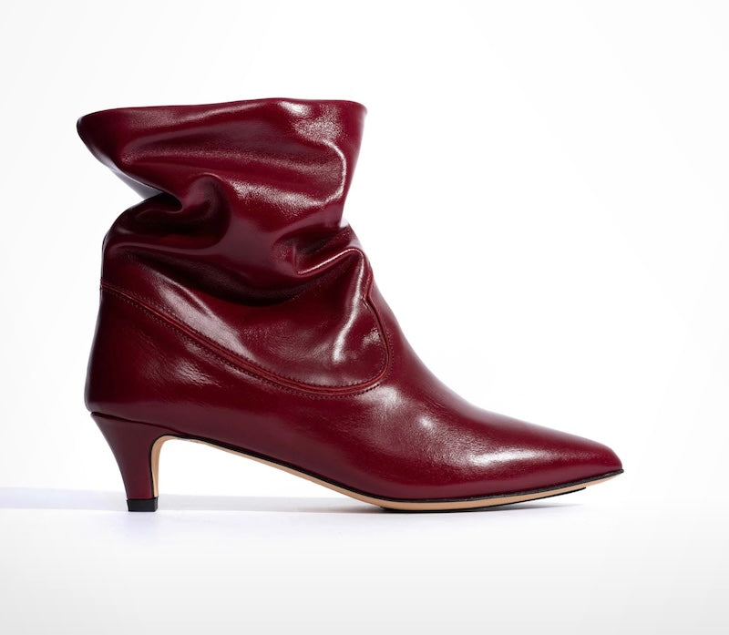 Hicha 40 Stiletto Pomegranate – elegante Stiefelette aus Crinkled Kalbsleder und Wildleder, handgefertigt in Portugal