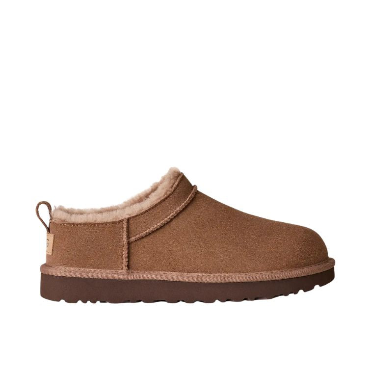 UGG® Classic Micro Boot Farbe Braun - Niedrig geschnittener Winterboot mit Lammfellfutter