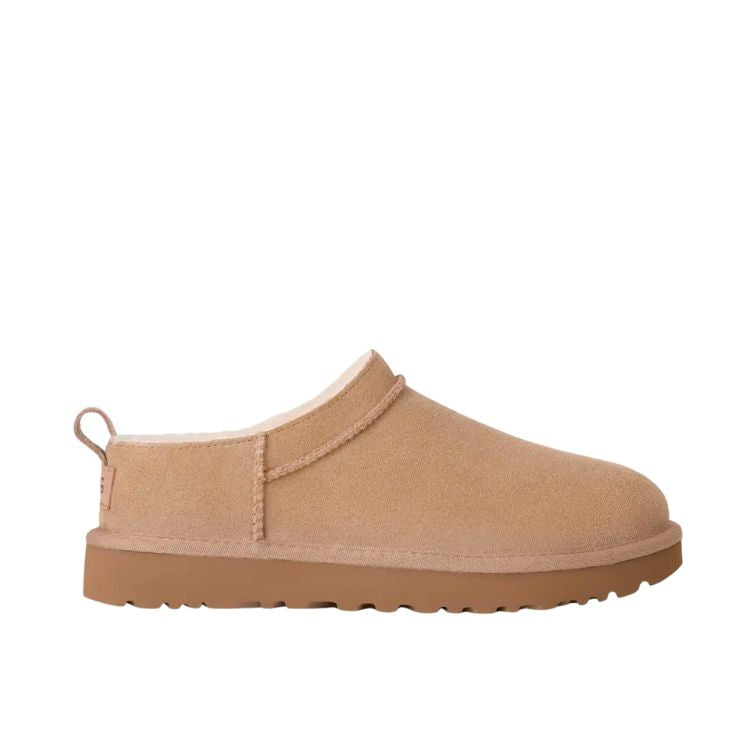 UGG® Classic Micro Boot Farbe Sand - Niedrig geschnittener Winterboot mit Lammfellfutter