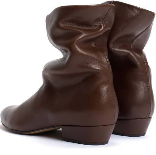 Vully 20 Chocolate – seitliche Ansicht der Schokoladenbraunen Damen Boots