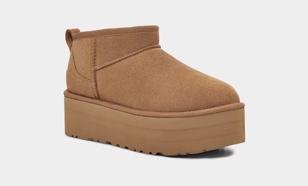 UGG Classic Boots mit Plateau Sohle Hoch  in Braun Seitenansicht