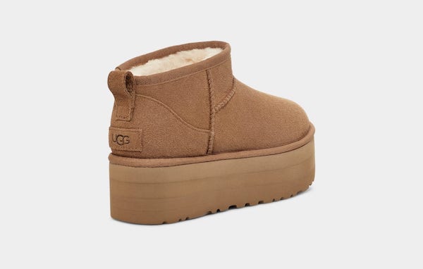 UGG Classic Boots mit Plateau Sohle Hoch  in Braun Rückenansicht