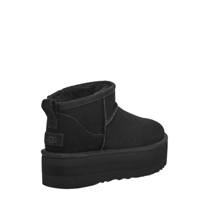UGG Classic Ultra Mini Platform Boot  Schwarz– Rückansicht mit UGG-Logo