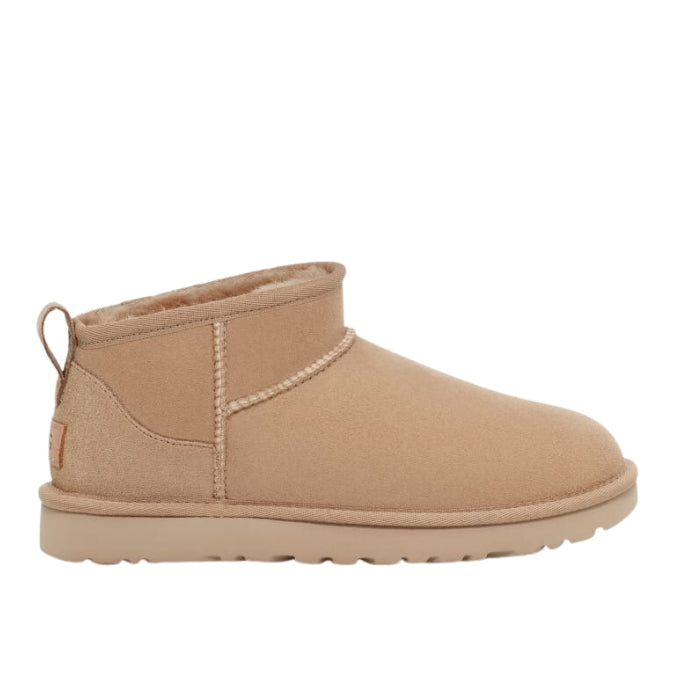 UGG Classic Ultra Mini Boot Damen Sand – kurzer Winterstiefel mit Lammfellfutter und wasserabweisendem Suede