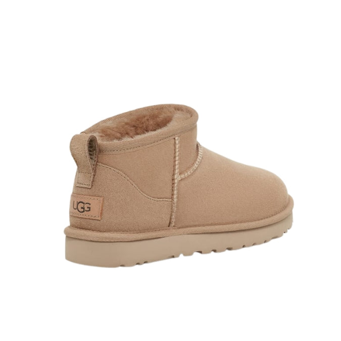 UGG Classic Ultra Mini Boot Damen Sand – kurzer Winterstiefel mit Lammfellfutter und wasserabweisendem Suede Hintenansicht