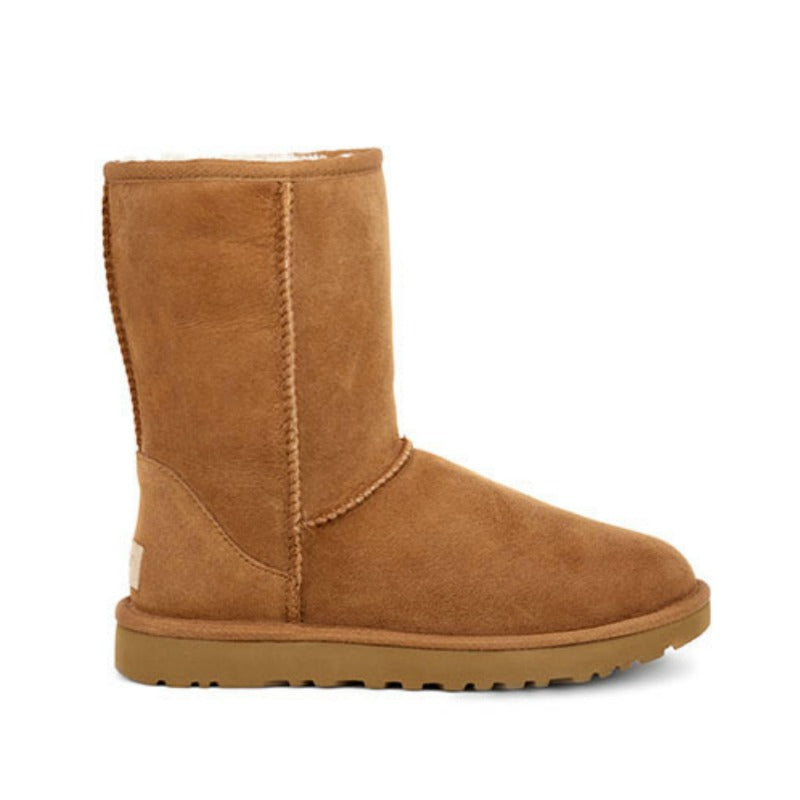 UGG Classic Short II Boot Damen in Chestnut – Lammfell-Winterstiefel aus Veloursleder mit rutschfester Sohle
