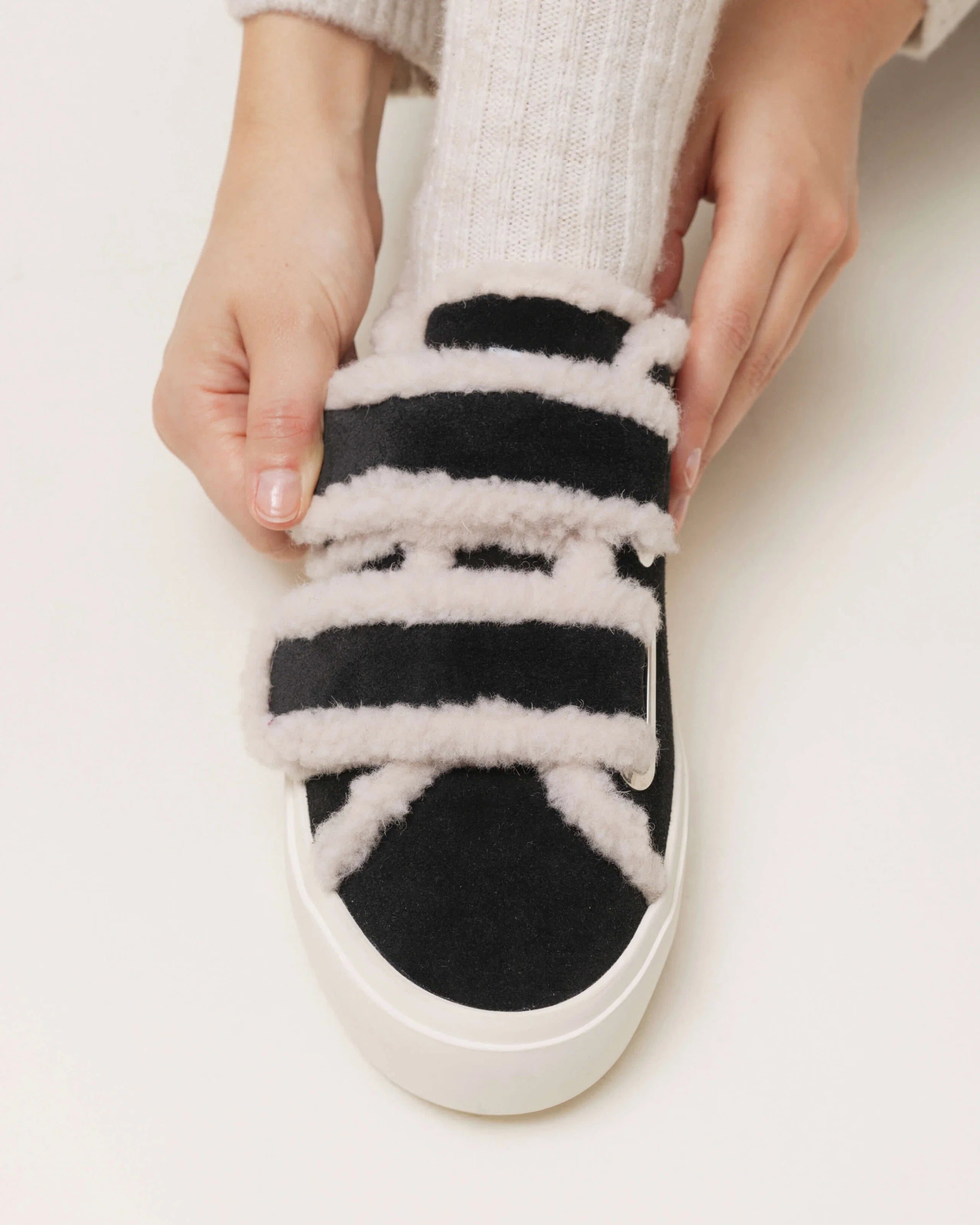 INUIKII - Shearling Low Velcro Black
