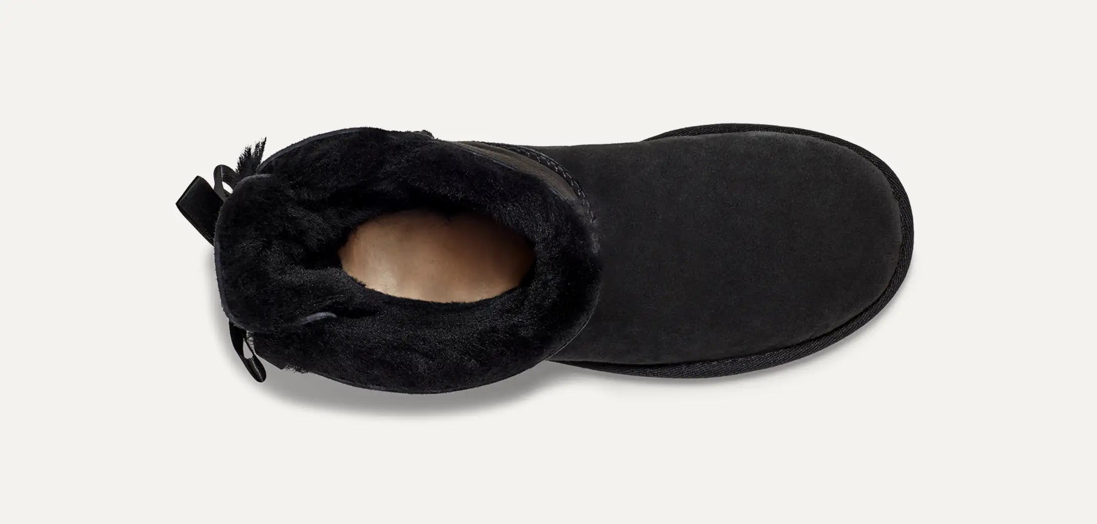 Innenansicht UGG Bailey Bow II Boot Schwarz– weiches Lammfellfutter sichtbar