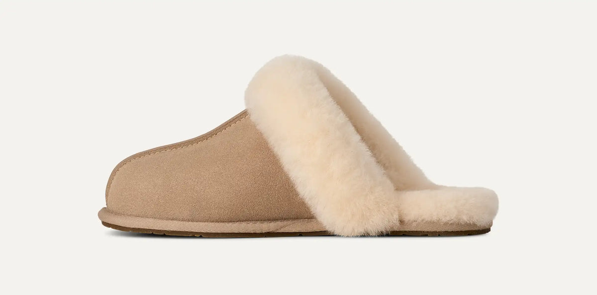 UGG - Scuffette II Hausschuh Sand