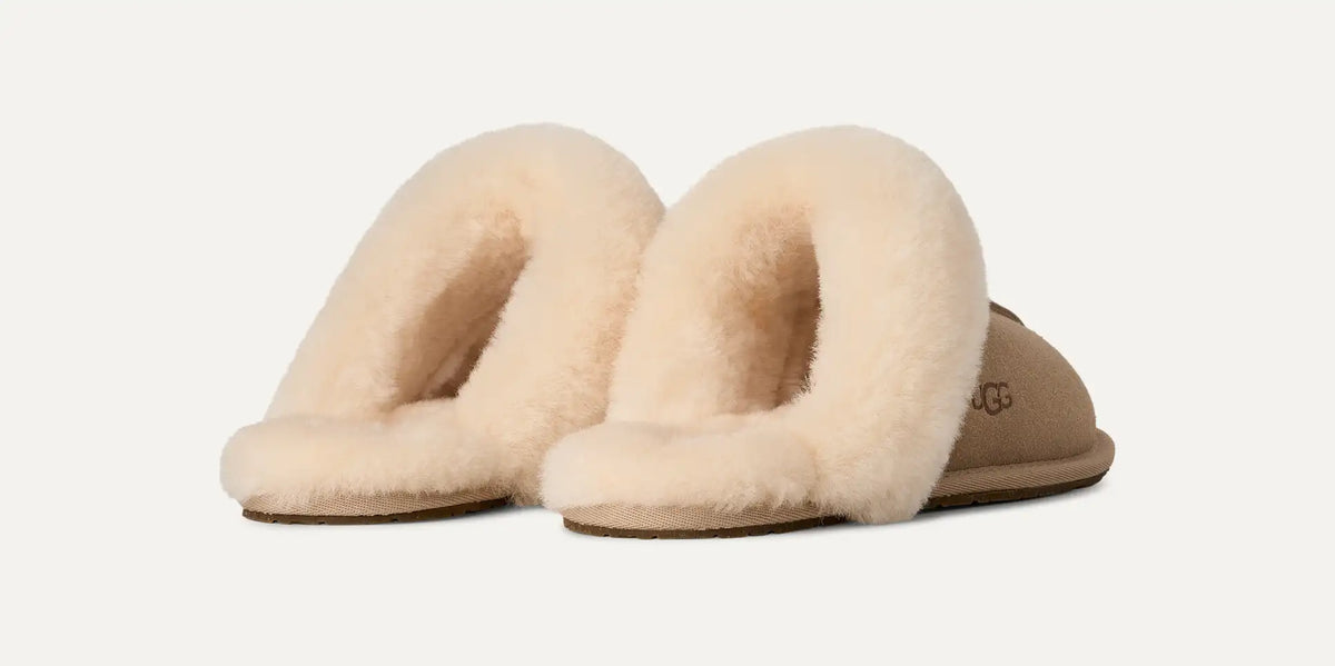 UGG - Scuffette II Hausschuh Sand