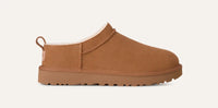 UGG® Classic Micro Boot – Niedrig geschnittener Winterboot in Chestnut mit Lammfellfutter