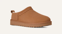 Neuer Schuh von Ugg: UGG® Classic Micro Boot – Niedrig geschnittener Winterboot in Chestnut mit Lammfellfutter