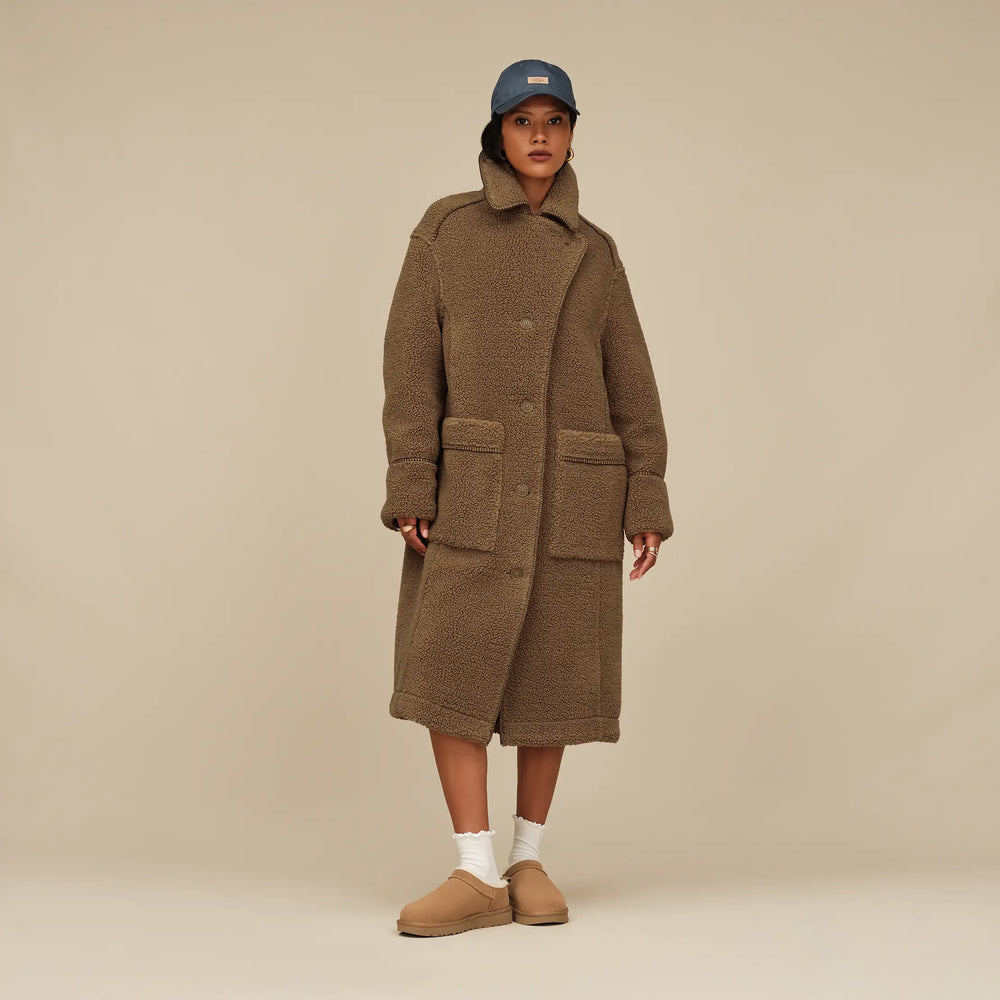 Neuer UGG® Classic Micro Boot getragen – Lässiger Look mit Jeans und T-Shirt