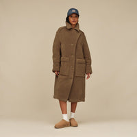 Neuer UGG® Classic Micro Boot getragen – Lässiger Look mit Jeans und T-Shirt