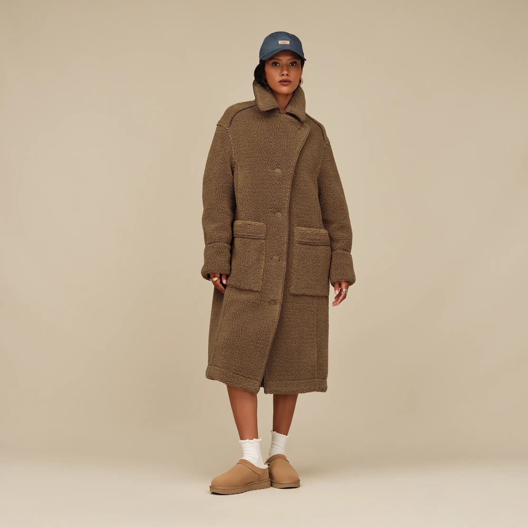 Neuer UGG® Classic Micro Boot getragen – Lässiger Look mit Jeans und T-Shirt
