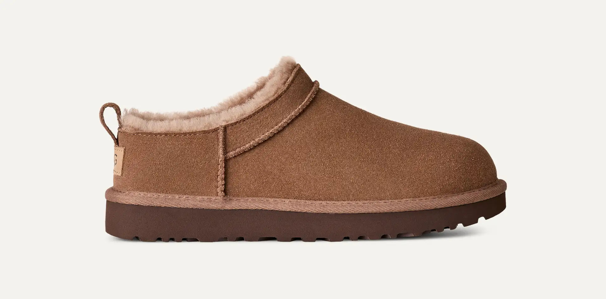 UGG® Classic Micro Boot Farbe Braun - Niedrig geschnittener Winterboot mit Lammfellfutter