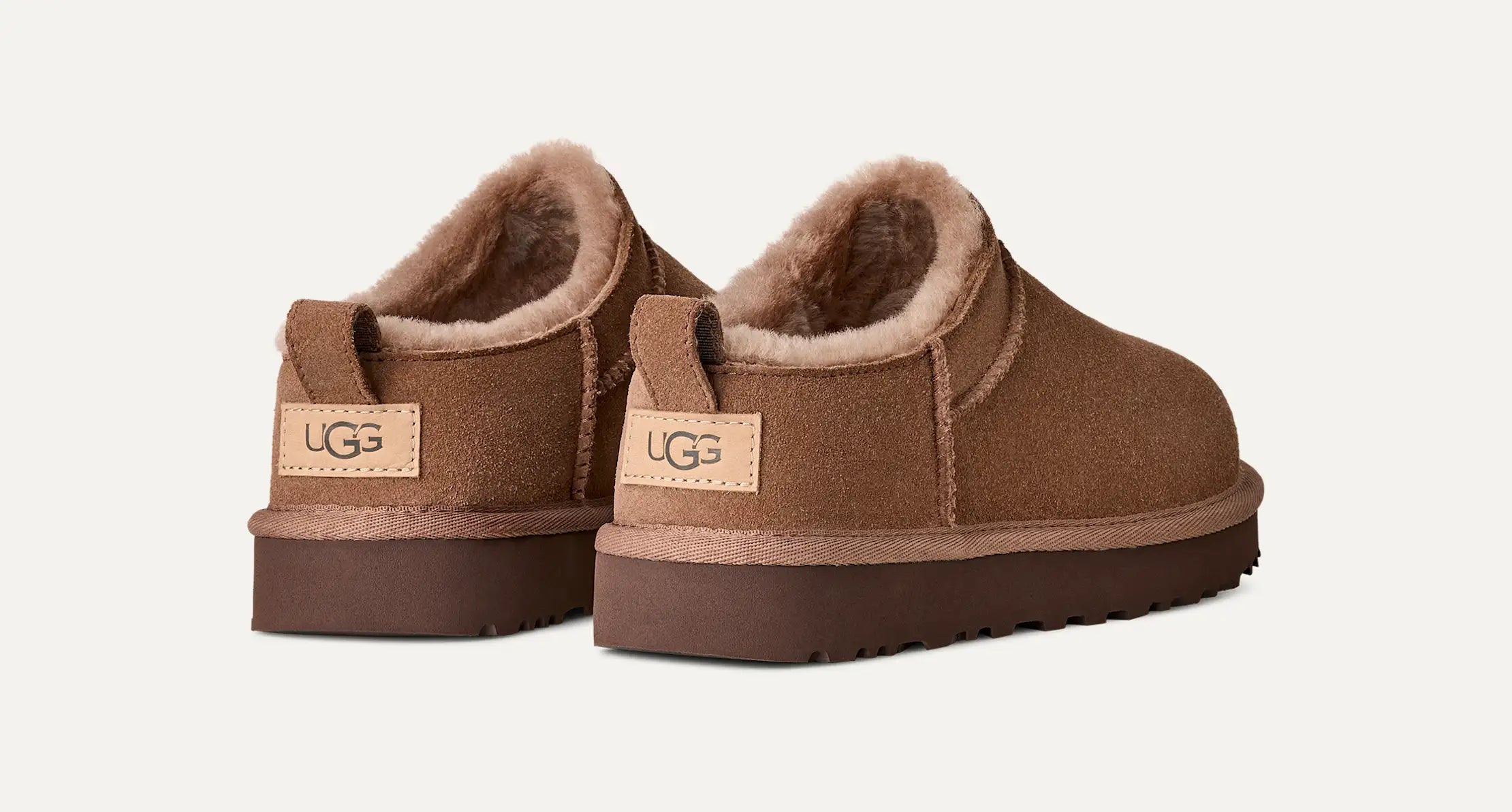 UGG® Classic Micro Boot Farbe Braun - Niedrig geschnittener Winterboot mit Lammfellfutter Hintenansicht