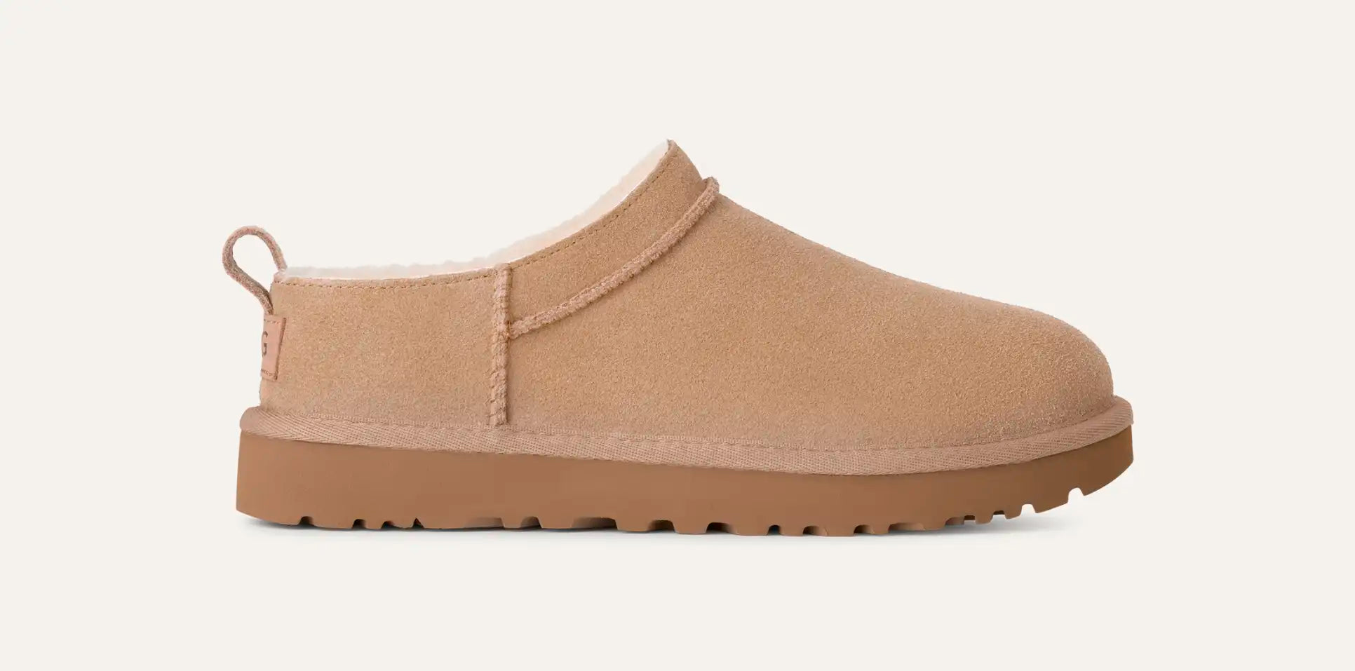 UGG® Classic Micro Boot Farbe Sand - Niedrig geschnittener Winterboot mit Lammfellfutter