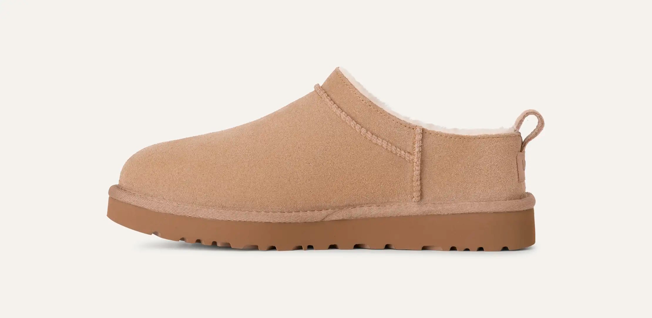 UGG® Classic Micro Boot Farbe Sand - Seitenansicht