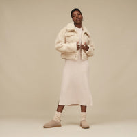 UGG® Classic Micro Boot Farbe Sand - Niedrig geschnittener Winterboot mit Lammfellfutter Styled