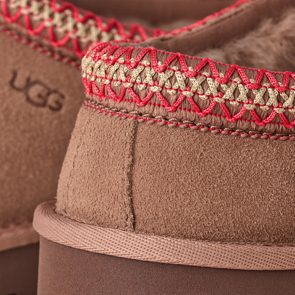 UGG Tasman mit roter Naht Detailaufnahme Hausschuh