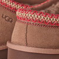 UGG Tasman mit roter Naht Detailaufnahme Hausschuh