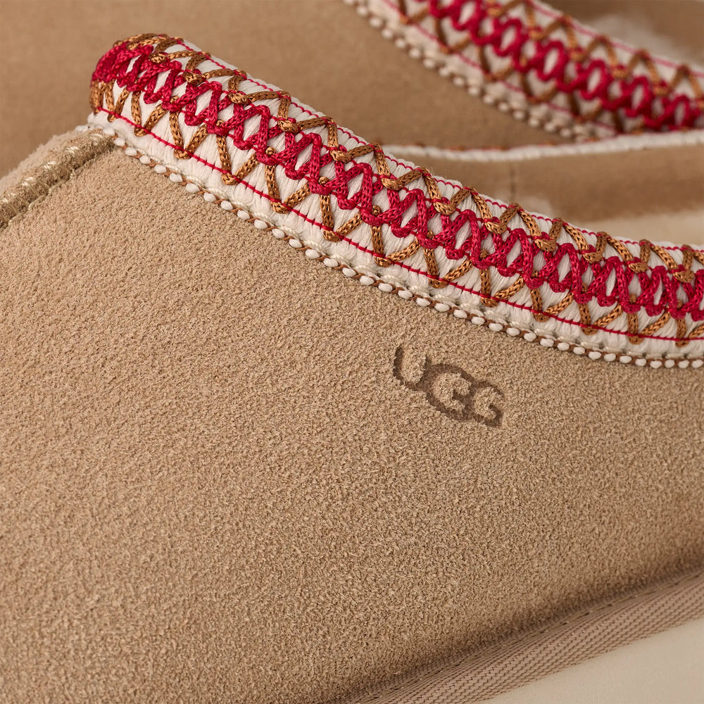 UGG Tasman II Hausschuh Damen Sand Dark Cherry –mit schöner Ziernaht